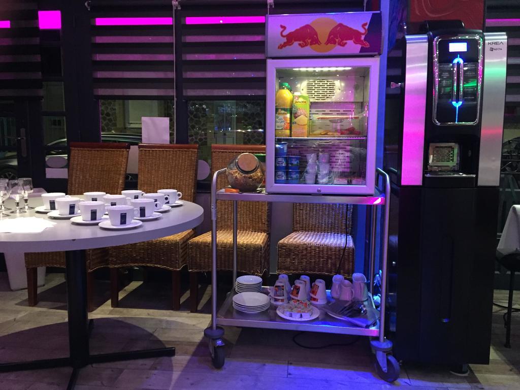 Le Beverl'Inn Flers  Exteriör bild