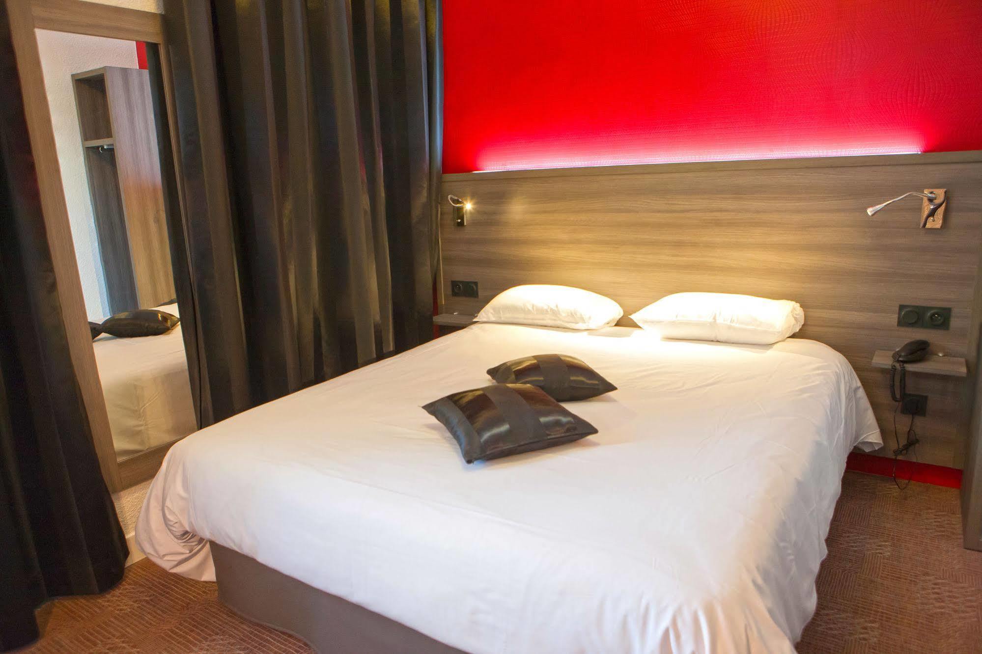 Le Beverl'Inn Flers  Exteriör bild